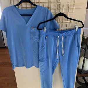 Figs Catalina one pocket scrub top and Zamora jogger bottoms.